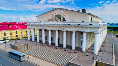 Величественный Васильевский остров в Петербурге раскрывает свою красоту через фотографию, где в фокусе — торговая биржа и стрела Васильевского острова. Этот уникальный кадр передает не только финансовую значимость, но и архитектурную гармонию этого исторического места. Купить фотографию — значит сохранить в памяти величие Петербурга.